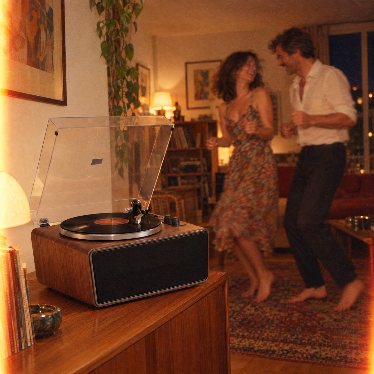 Couple qui danse dans son salon près de la platine Le Sonnet